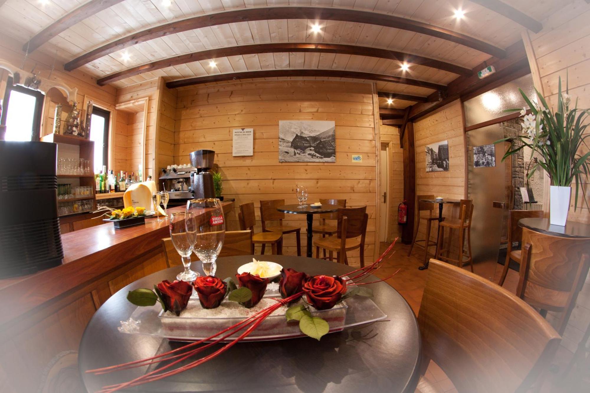 Hotel - Restaurant - Bar - Le Sapin Fleuri Bourg d'Oueil Bagian luar foto