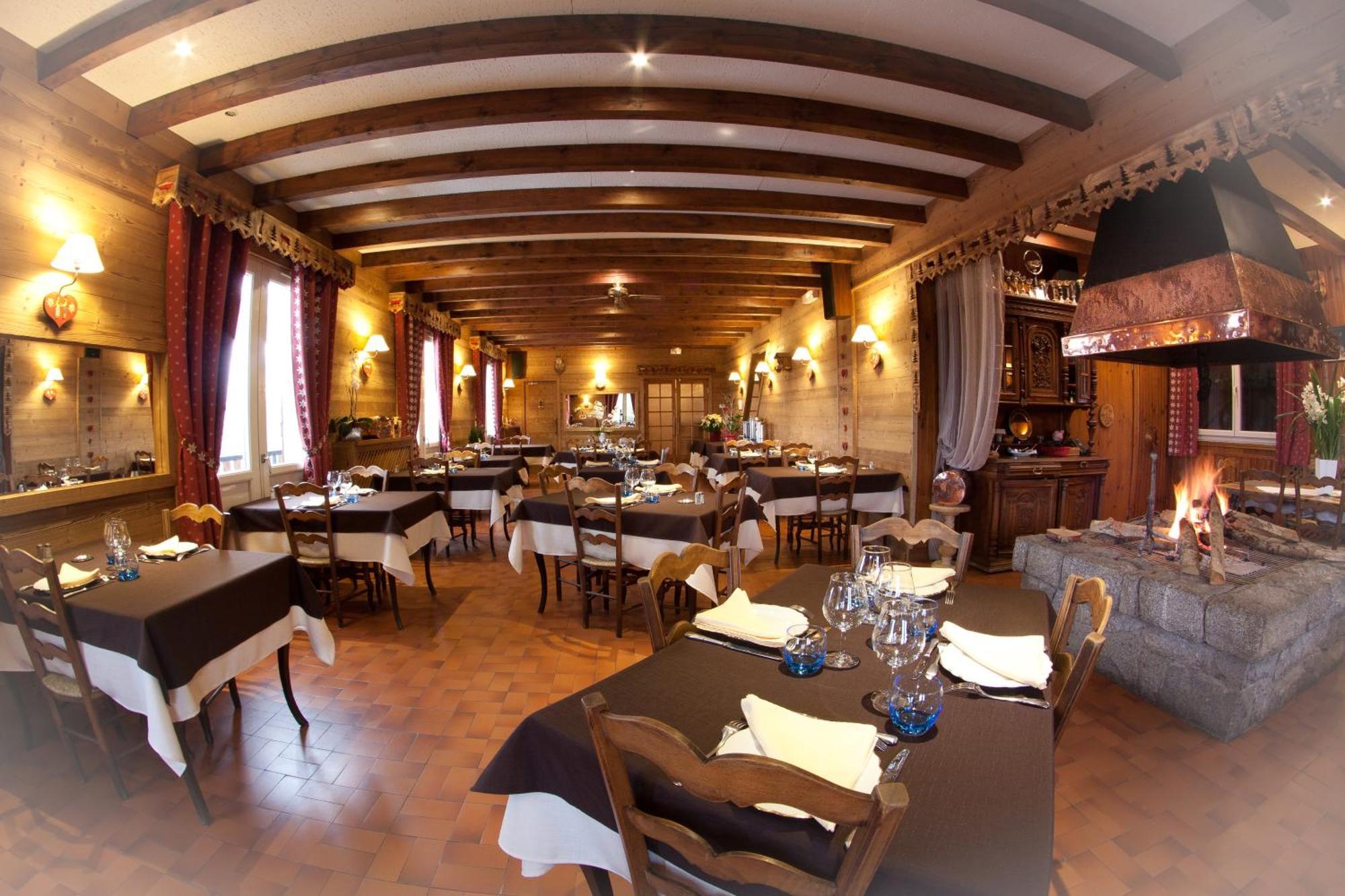 Hotel - Restaurant - Bar - Le Sapin Fleuri Bourg d'Oueil Bagian luar foto