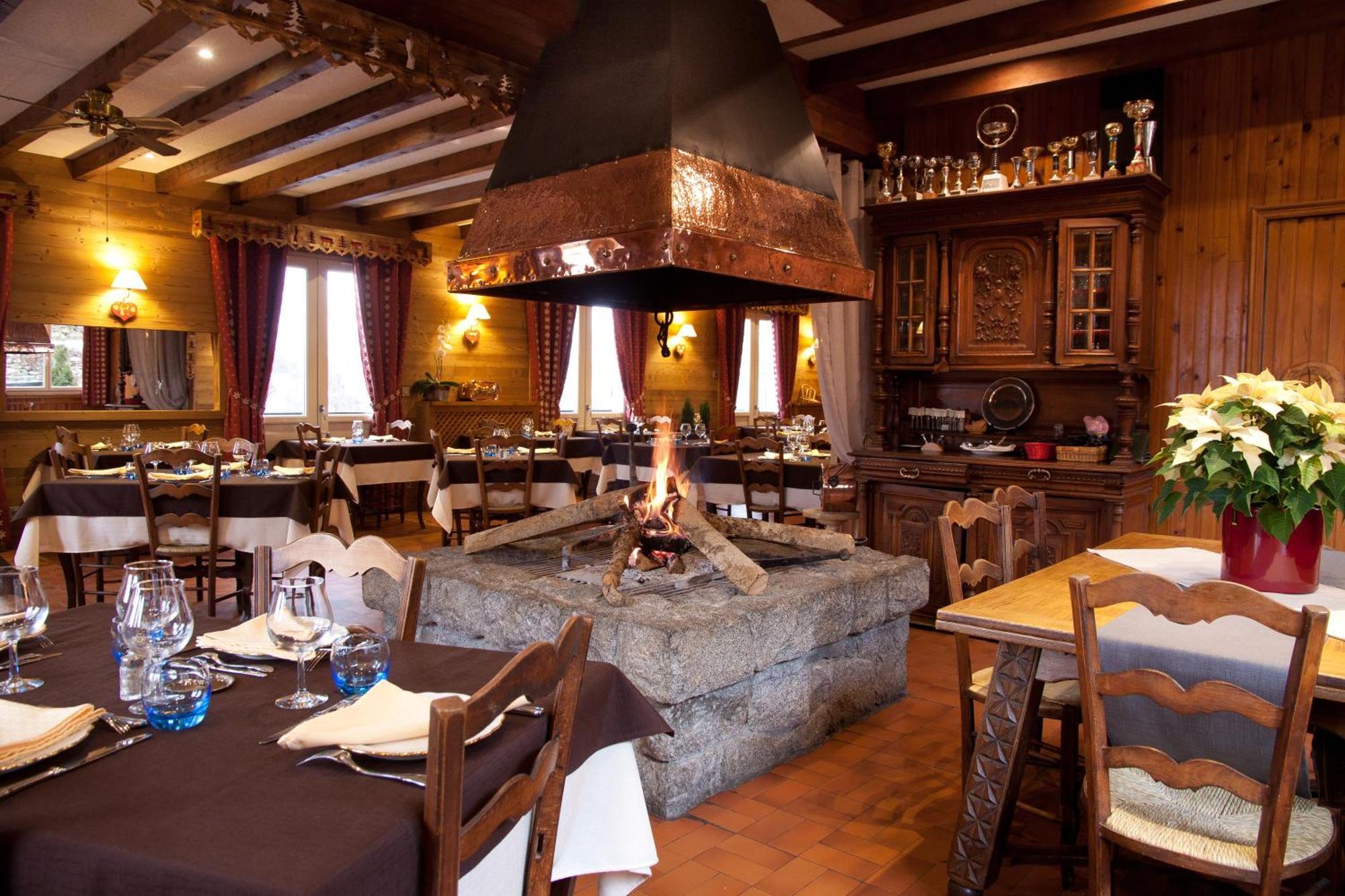 Hotel - Restaurant - Bar - Le Sapin Fleuri Bourg d'Oueil Bagian luar foto